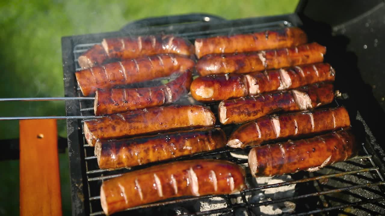 바비큐 그릴에 맛있는 소시지 굽기