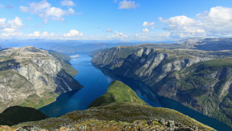 Timelapse-Desde-Un-Hermoso-Punto-De-Vista-Sobre-El-Fiordo-En-Aurland,-Noruega