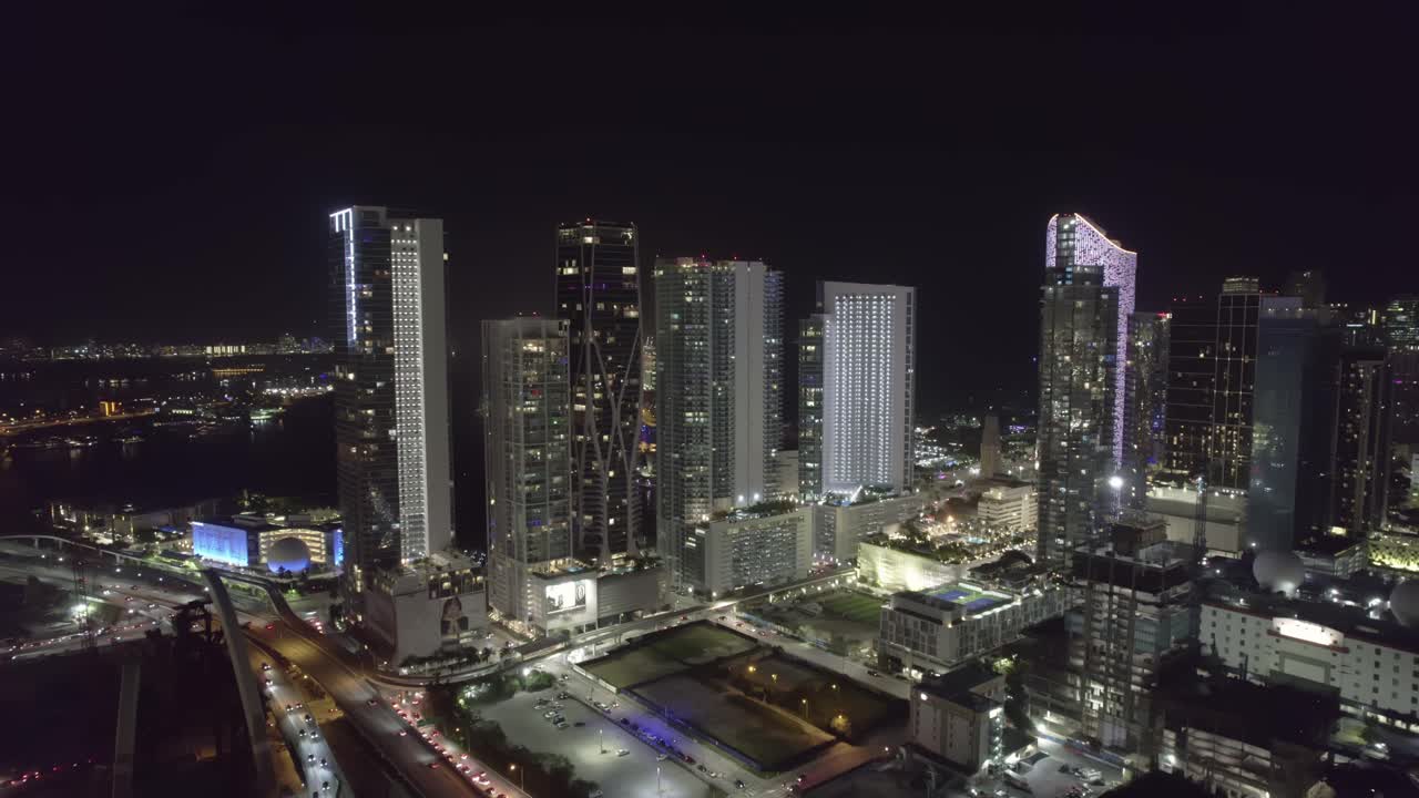 drone video del horizonte de miami por la noche con vistas a condominios de lujo y nuevos proyectos de construcción