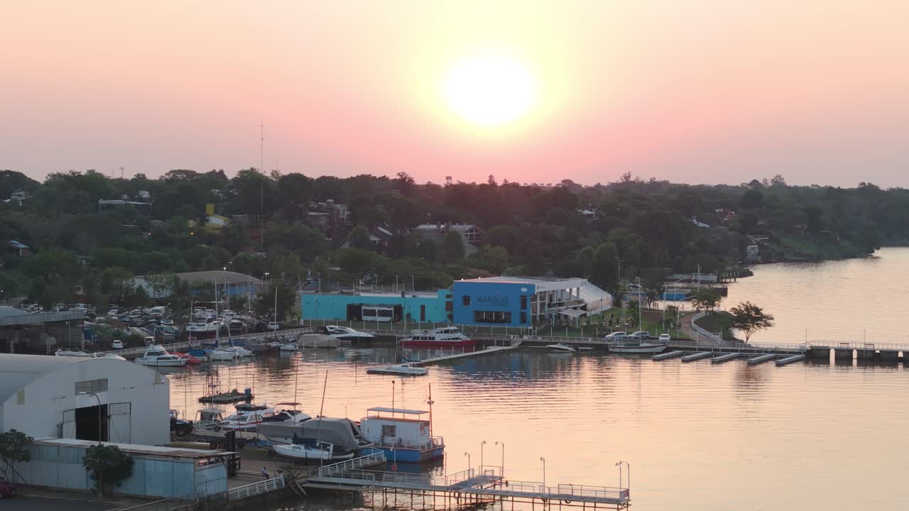 아르헨티나의 포사다스 (posadas) 의 미시아 (misias) 에 있는 요트 클럽에서 해가 지는 동안 촬영된 인상적인 영화적 드론 영상입니다.