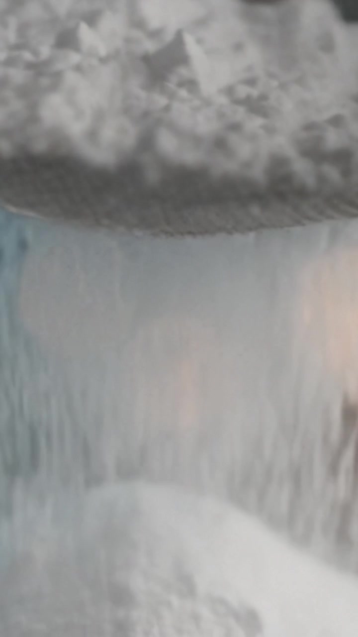 Affascinante slow motion di polvere fine che scorre attraverso un setaccio, mostrando la trasformazione e la consistenza di farina e altri ingredienti granulati.