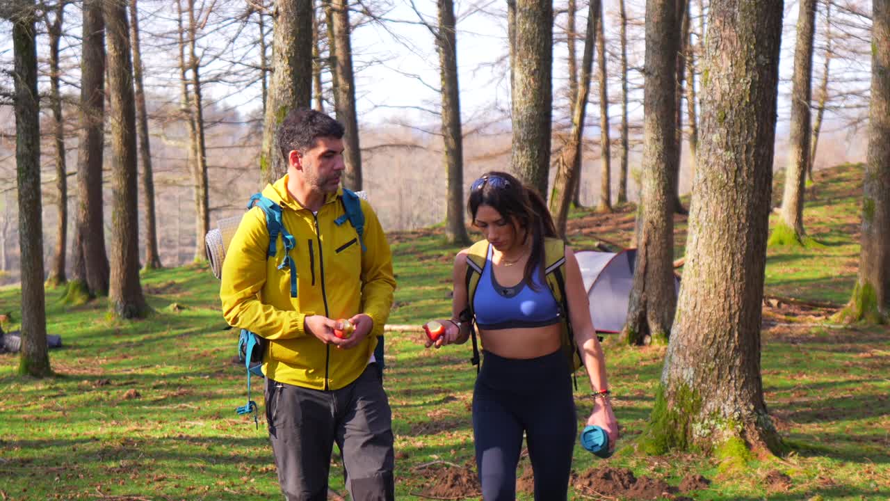 숲 에서 산책 하는 부부