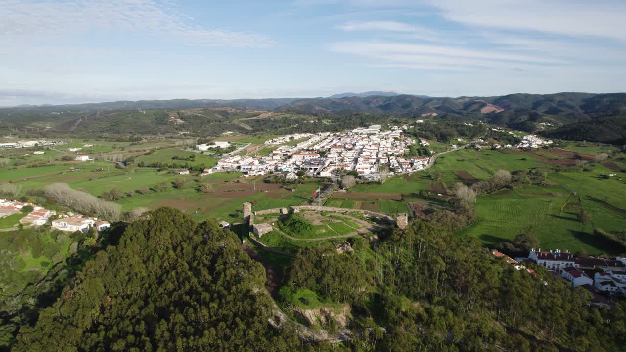 punto de vista desde el castillo a la ciudad de aljezur y el campo de portugal, órbita aérea