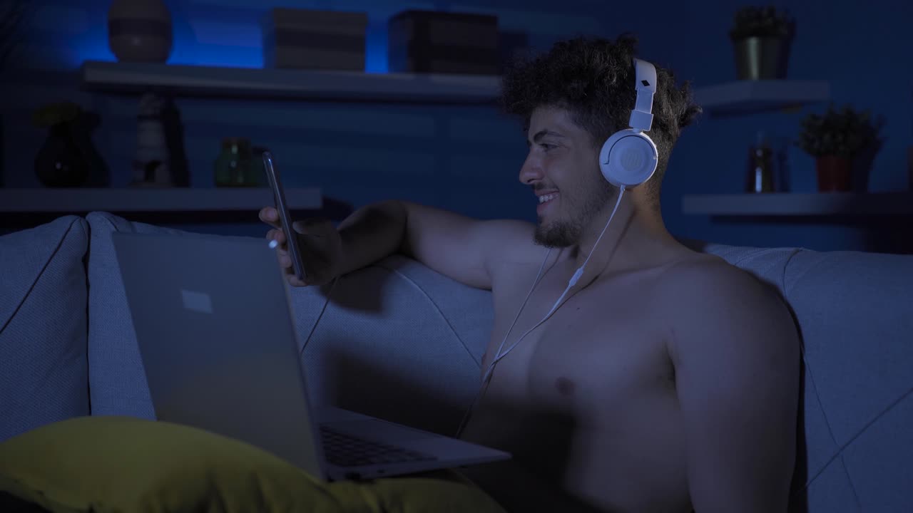 un joven feliz y alegre riendo, sintiéndose positivo.