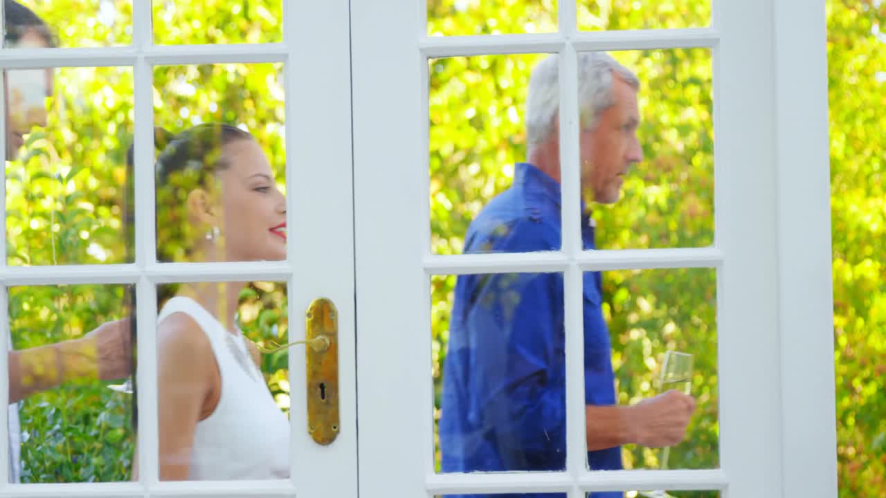 친구 들 이 레스토랑 에서  ⁇ 페인 잔 을 들고  ⁇ 고 있다