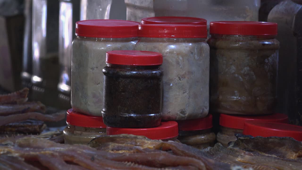 시장에서 다양한 종류의 건어물의 틸트 샷