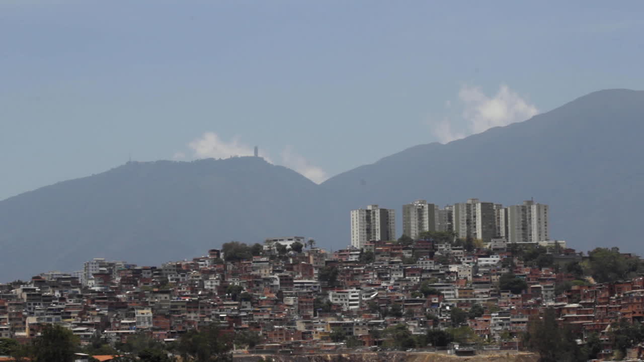 Baraccopoli di Baruta dalla distanza - Avila, hotel Humboldt Caracas, Venezuela.