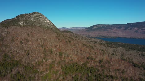 empuje aéreo a la base de una montaña cubierta de nieve en maine