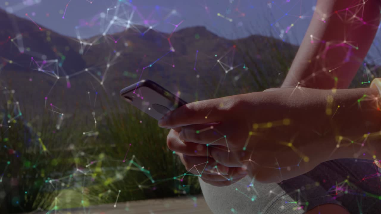 animación de redes de conexiones sobre mujeres usando teléfonos inteligentes en segundo plano