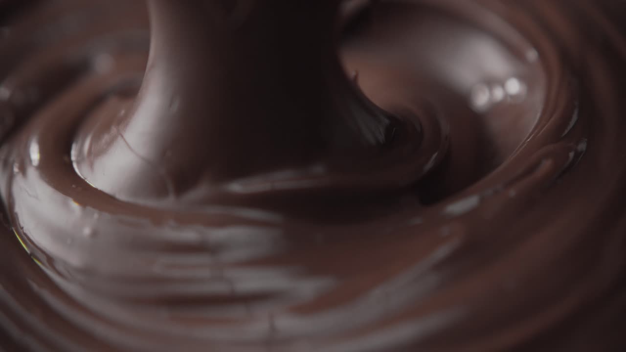 액체 녹은 초콜릿 퐁듀에 담근 딸기 가져 오기