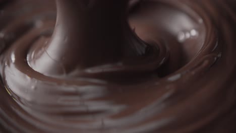 fresa trae bañada en fondue de chocolate líquido derretido