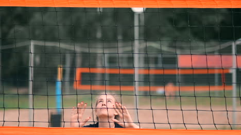 Vier-Mädchen-Spielen-Volleyball-Am-Strand.-Frauen-In-Bikinis-Mit-Beachvolleyballnetz.-Flache-Cartoon-Illustration.-Das-Mädchen,-Das-Den-Ball-Hält,-Beginnt-Das-Spiel.