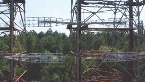 trepando desde el suelo para mostrar el enorme radar duga en la zona de exclusión de chernobyl