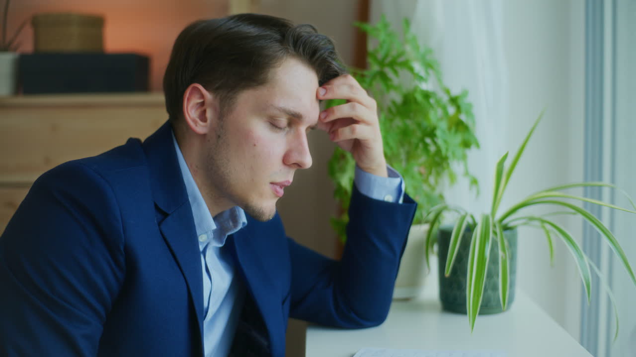 미래에 대해 걱정하는 사업가