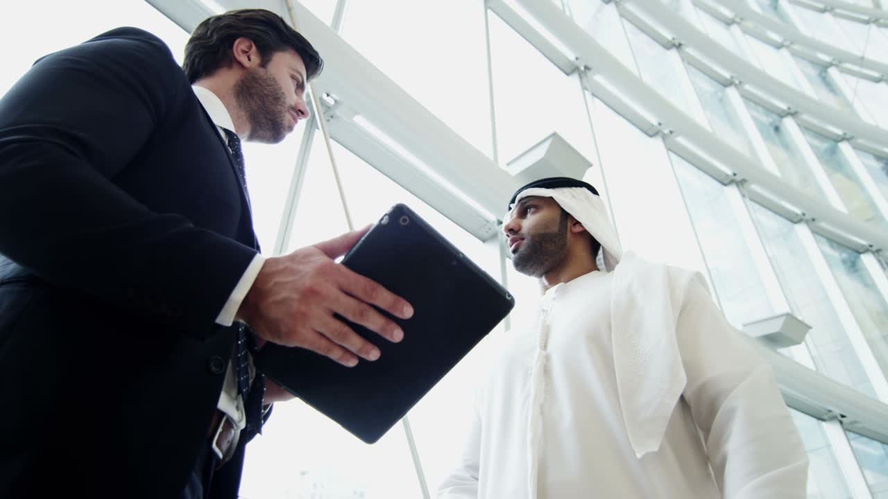 equipo de negocios masculino árabe americano tecnología de tabletas centro de la ciudad