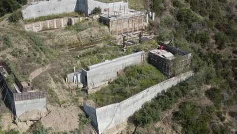 Vista-Aérea-Cercana-De-La-Construcción-De-Una-Mansión-Abandonada-En-Beverly-Hills