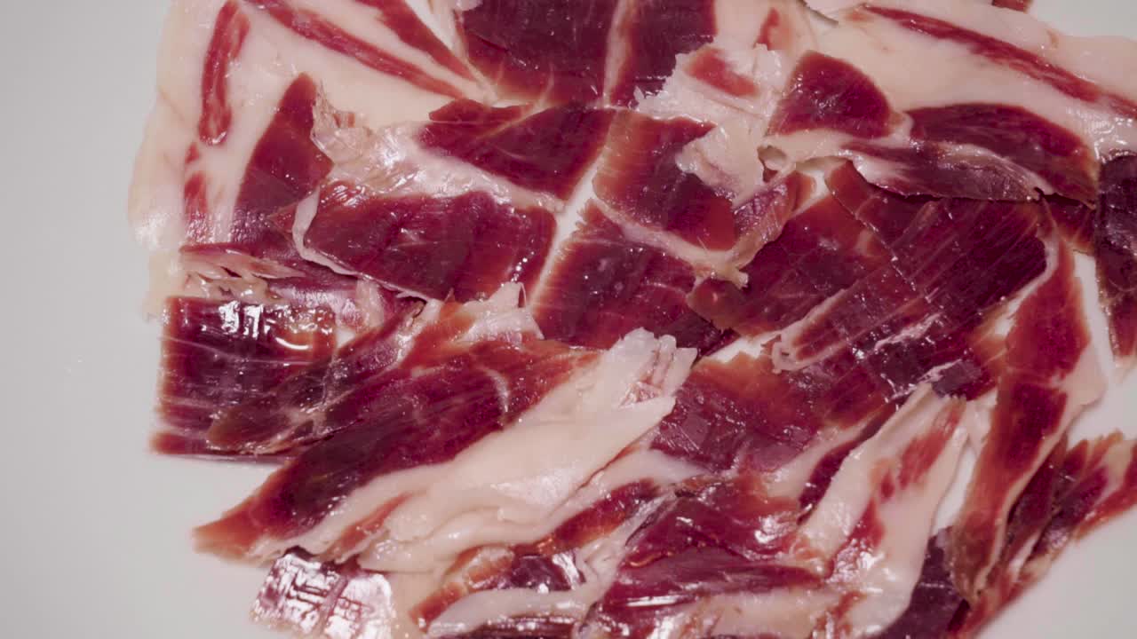 panorámica justo encima del jamón ibérico en rodajas, un manjar popular español.