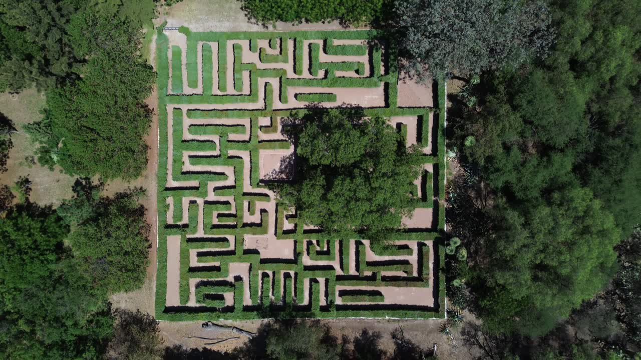 미로는 특별하고 더 드론으로 촬영됩니다.