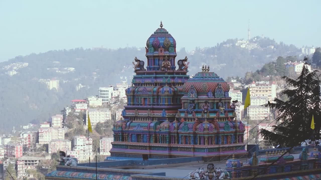 un colorido templo hindú en la ciudad de shimla de himachal pradesh india