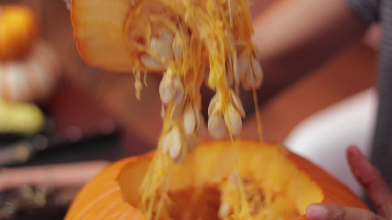 할로윈 시즌에 호박을 조각하는 사람