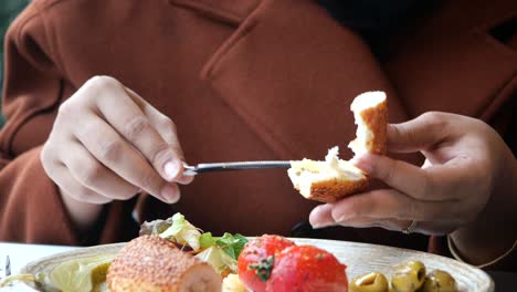 Frische-Butter-Auf-Einem-Brot-Verteilen,