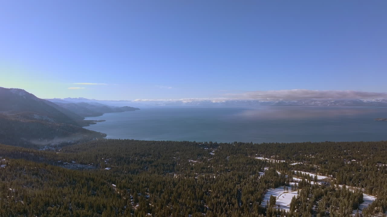 vista aérea del lago tahoe en nevada en un hermoso día de invierno