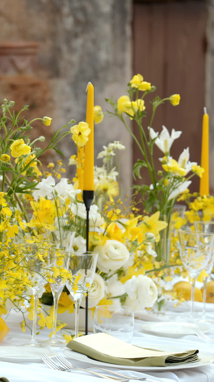 Tavola elegante con fiori gialli e limoni