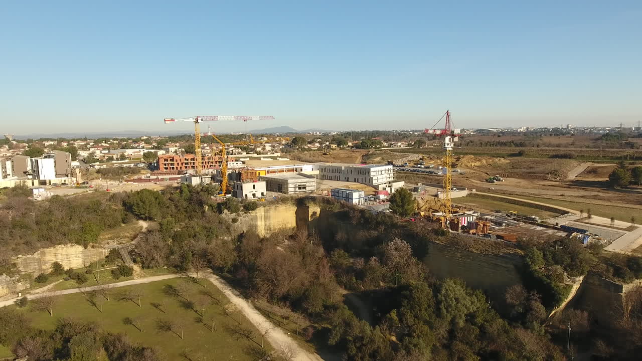 세인트 장 드 베다스 건설 현장 공중 드론 뷰 도시에서 크레인과 함께