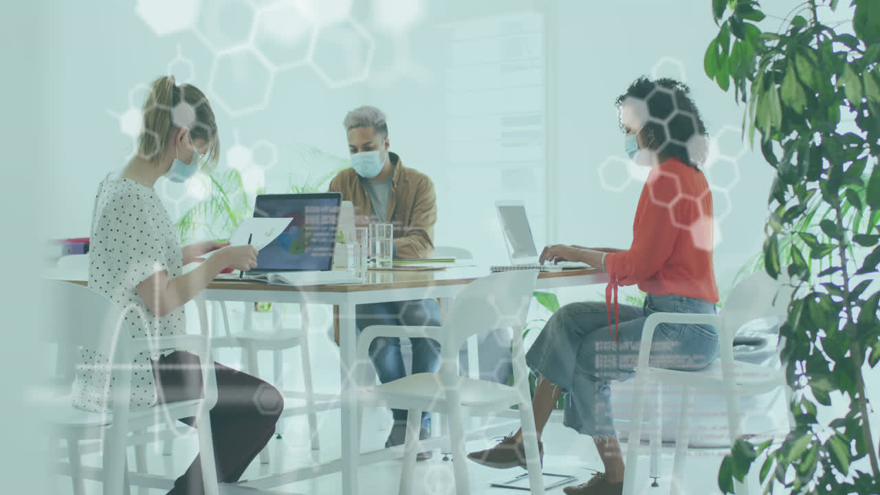 사무실에서 마스크를 쓰고 있는 동료들과 함께 통계를 보여주는 디지털 인터페이스의 애니메이션