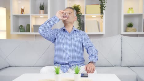 건강한 삶을 위해 물을 마시는 사람.