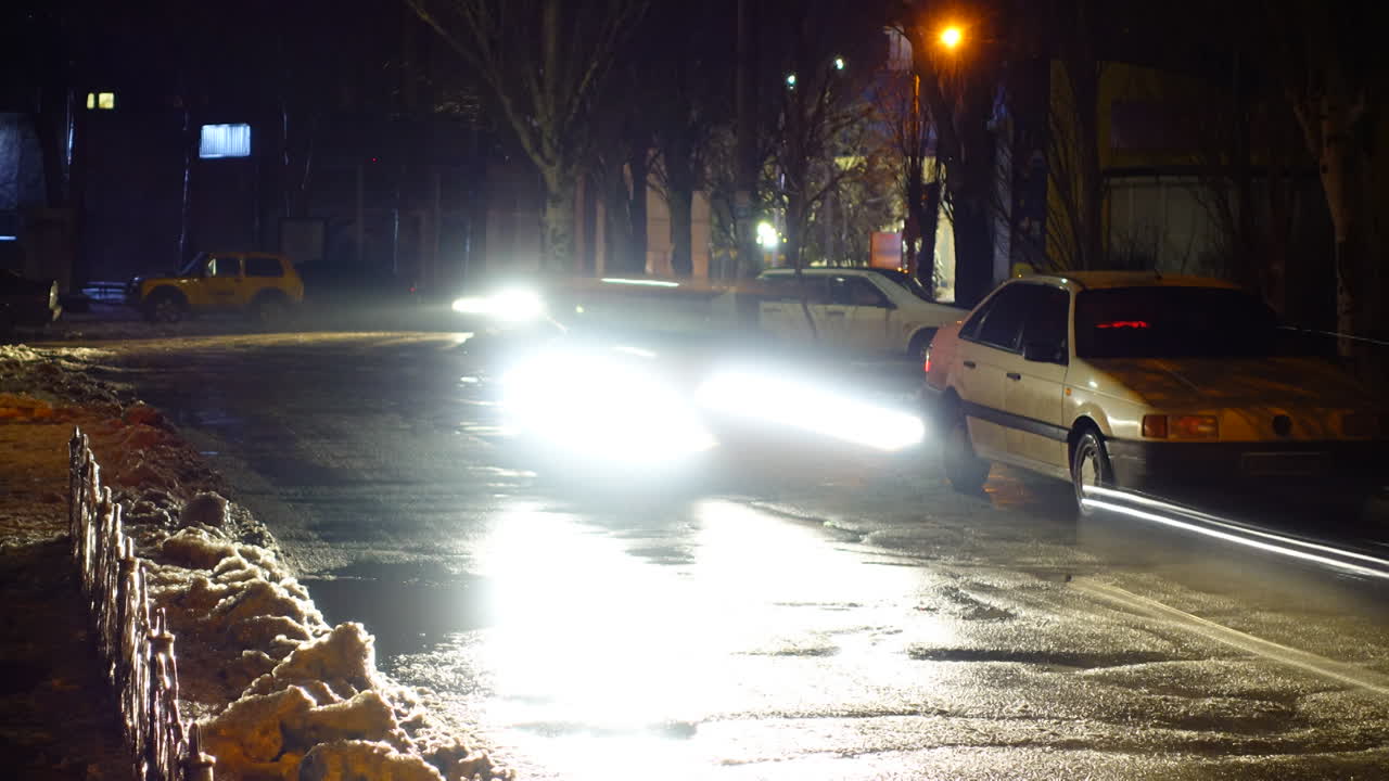 Movimento de um carro à noite. Time-lapse