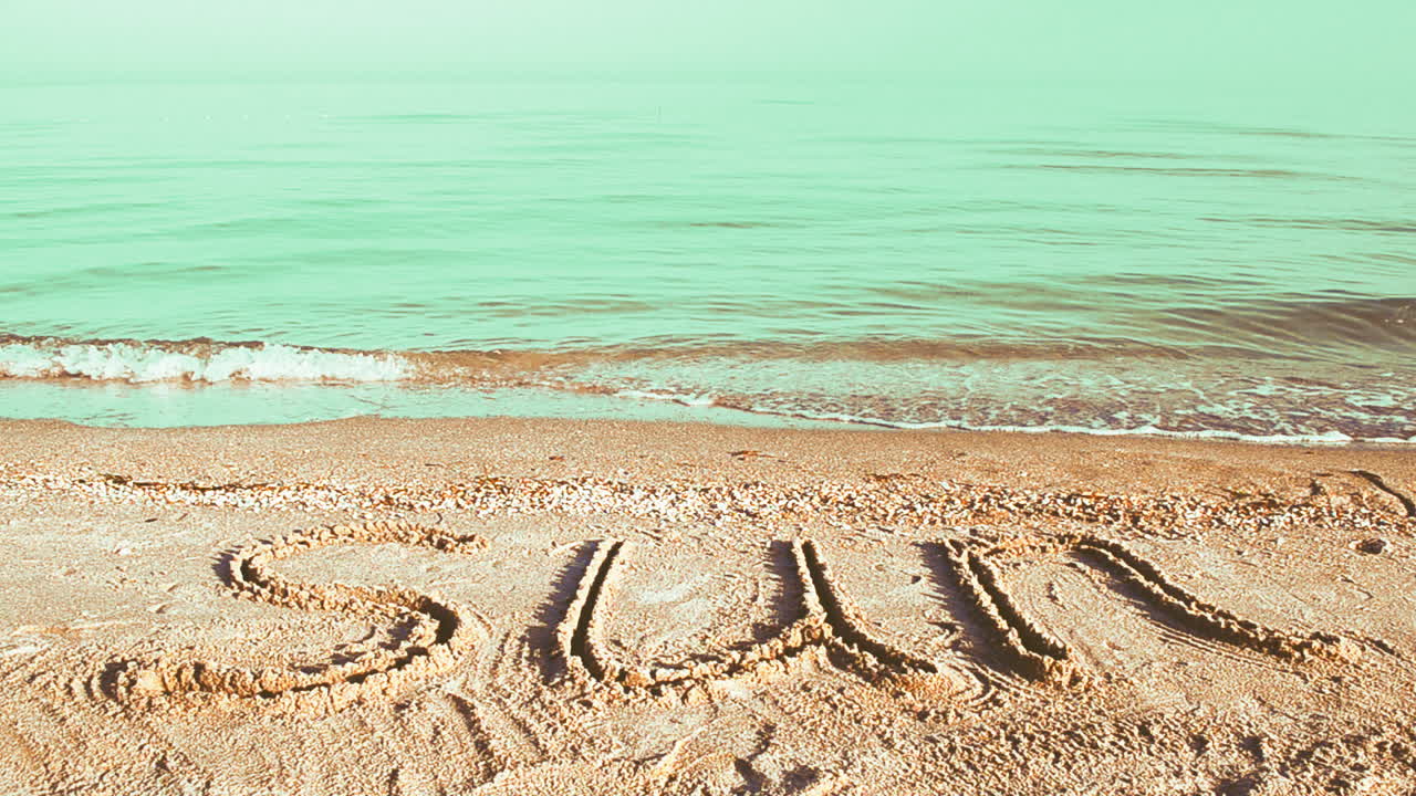 Inschrift Sonne auf Sand, der Strand. Aufnahme am Strand.