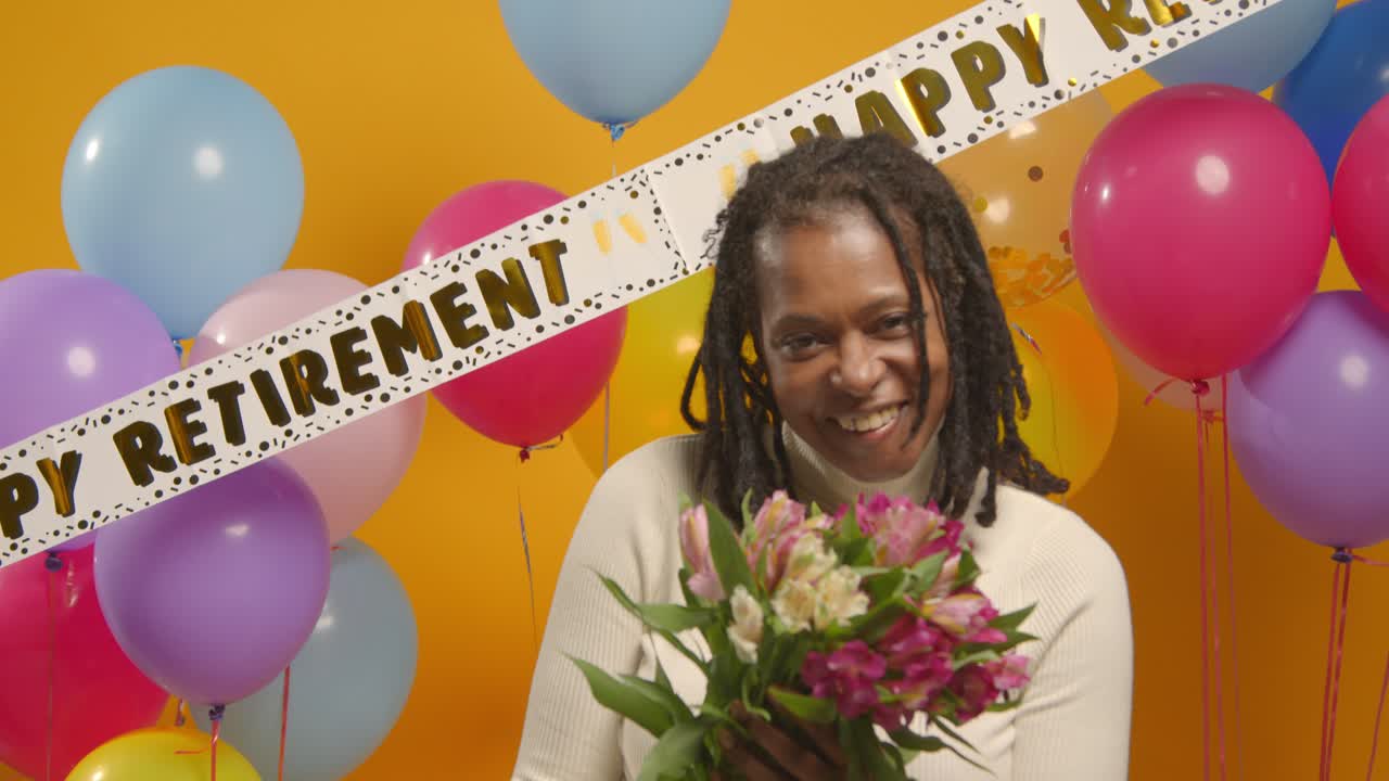 풍선 으로 축하 하는 꽃 어리 를 들고 있는 은퇴 파티 에 있는 여자 의 스튜디오 초상화