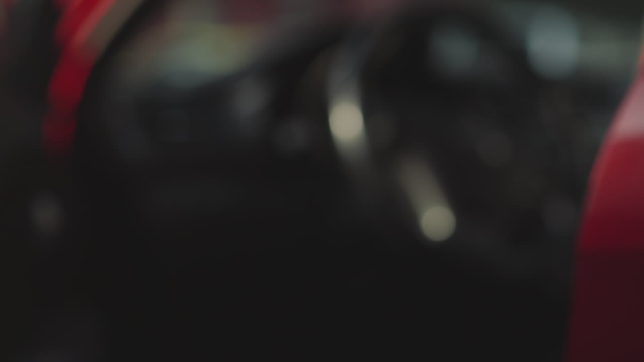 mujer abre el coche y se pone en el asiento del conductor preparándose para conducir