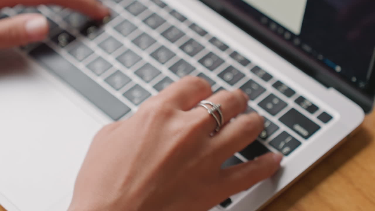 Tamu menyelesaikan reservasi dengan cepat. Seseorang melakukan pembayaran dan reservasi melalui laptop di meja. Tamu hotel secara efisien menyelesaikan pemesanan dan pembayaran di komputer dalam lingkungan perjalanan.