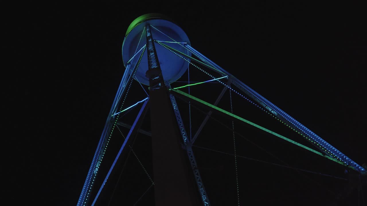 Spettacolo di luci natalizie della torre dell'acqua