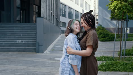 dos mujeres se abrazan al aire libre
