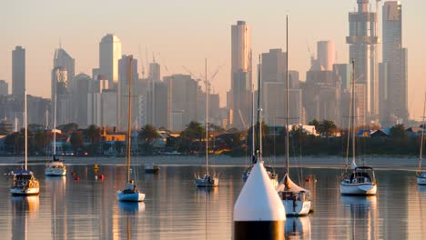 Veleros---Yate-Flotando-En-Puerto-St-Kilda-Pier-City-Sunrise,-Melbourne