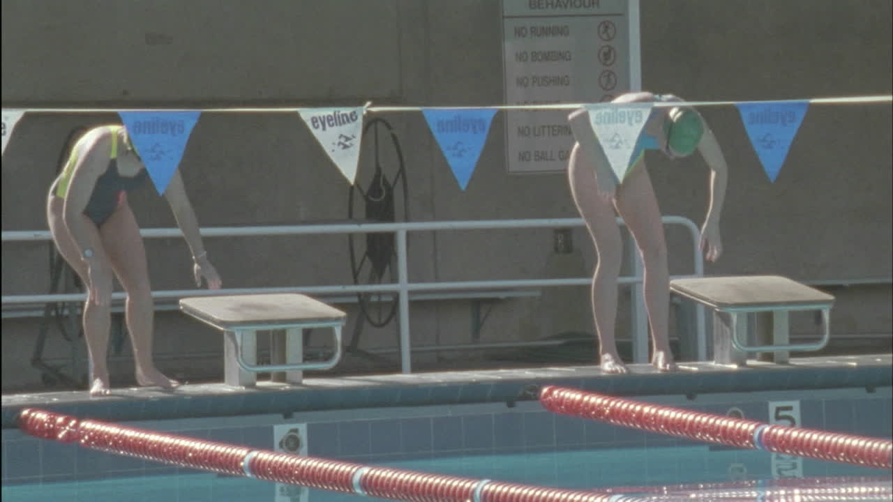 수영 선수는 레이스를 시작할 준비