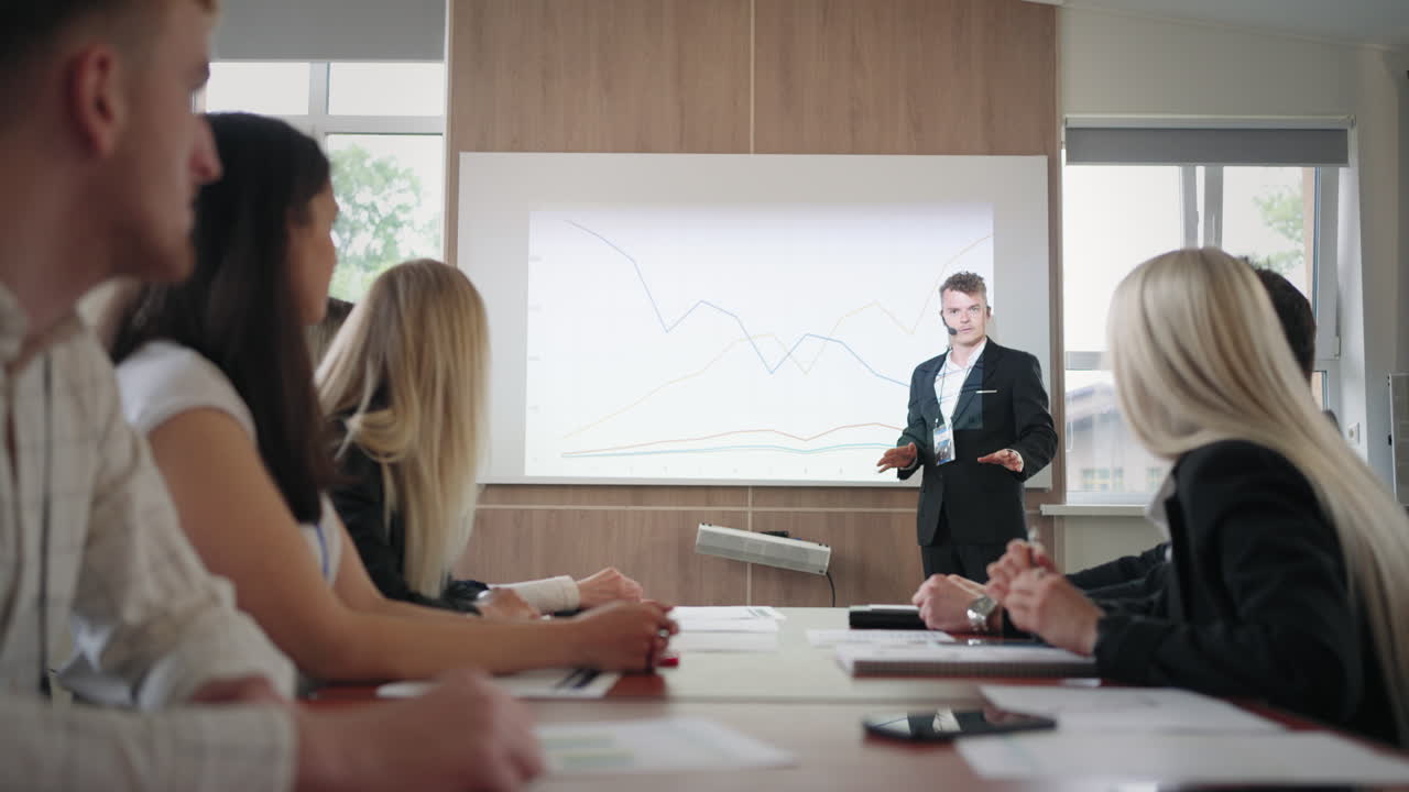 experto en negocios está mostrando gráficos y hablando en conferencias para especialistas en seo y marketing