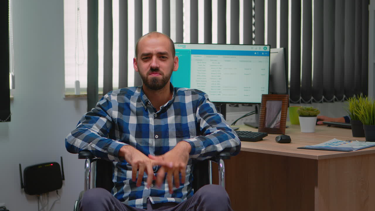 hombre de negocios en silla de ruedas saludando en videocall