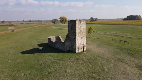 Paralaje-Aéreo-Alrededor-De-La-Antigua-Torre-Truncada-De-Piedra-En-Soltszentimre,-Hungría