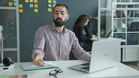 gente de negocios trabajando en la oficina