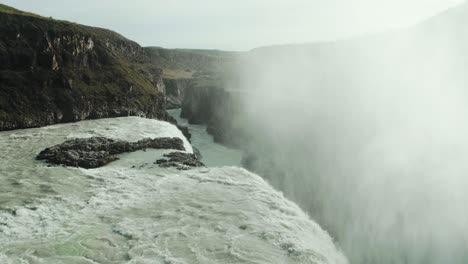 gullfoss islandia, la famosa cascada dorada, la niebla de agua el vapor que se eleva, que fluye entre el cañón de rock hvita