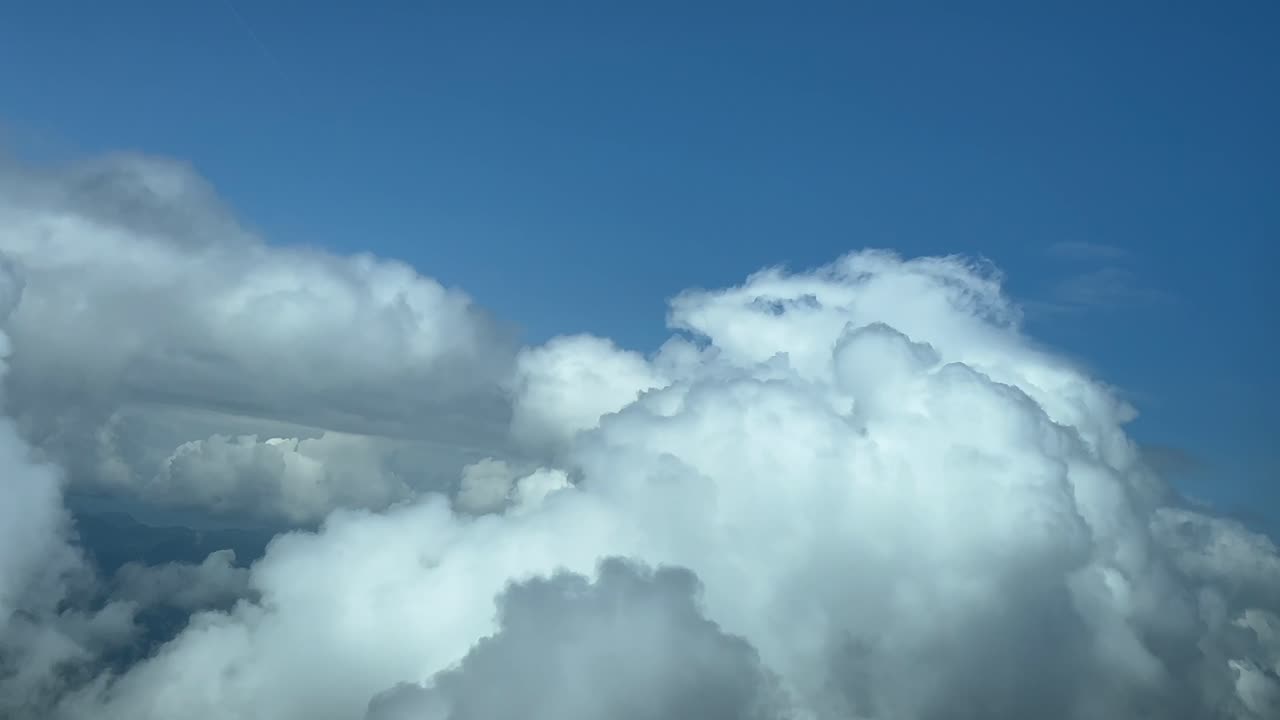 pilot pov inmersivo disparado desde una cabina de avión mientras hace un giro a la izquierda para evitar nubes tormentosas por delante