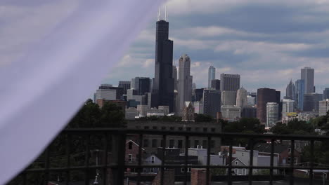 Hauchdünner-Stoff-Fließt-Im-Wind-Vor-Der-Skyline-Von-Chicago