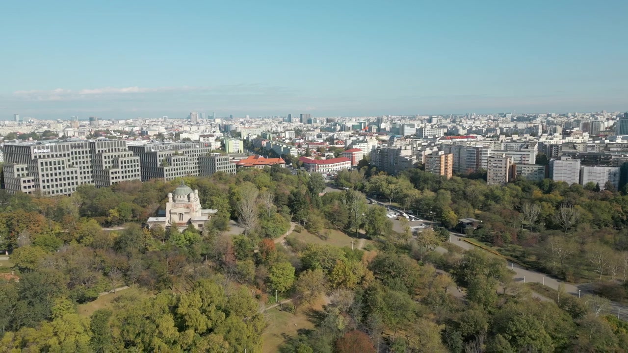 Tineretului-puisto ja Cenusa-krematorio kukkulalla, Bukarest, Romania. Drone-kuvaus vasemmalle, 4K 60FPS.