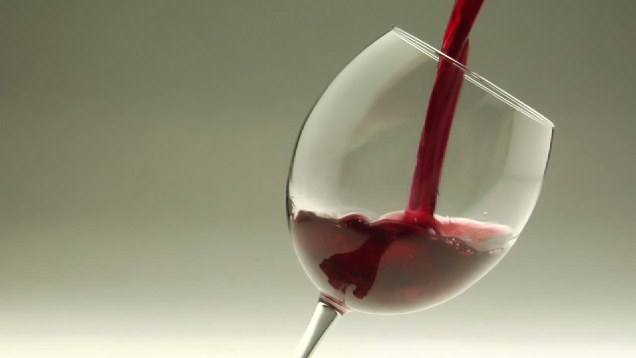Il vino rosso viene versato in un calice.
