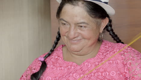 mujer riendo mientras teje con hilo de lana