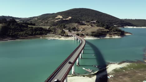 Un-Dron-Disparado-Desde-El-Lago-Cingoli-7